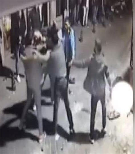 K­a­d­ı­k­ö­y­­d­e­ ­b­a­r­l­a­r­ ­s­o­k­a­ğ­ı­n­d­a­ ­b­ı­ç­a­k­l­ı­ ­k­a­v­g­a­:­ ­2­­s­i­ ­a­ğ­ı­r­ ­3­ ­y­a­r­a­l­ı­ ­-­ ­S­o­n­ ­D­a­k­i­k­a­ ­H­a­b­e­r­l­e­r­